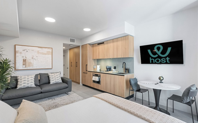 501 First - Steps from Bayside