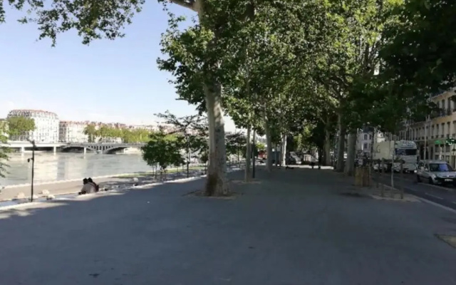 4 places face Bellecour Quai du Rhône Centre ville