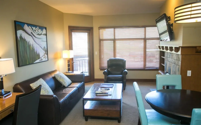 Fully Equipped in the Heart of Canyons Village by RedAwning
