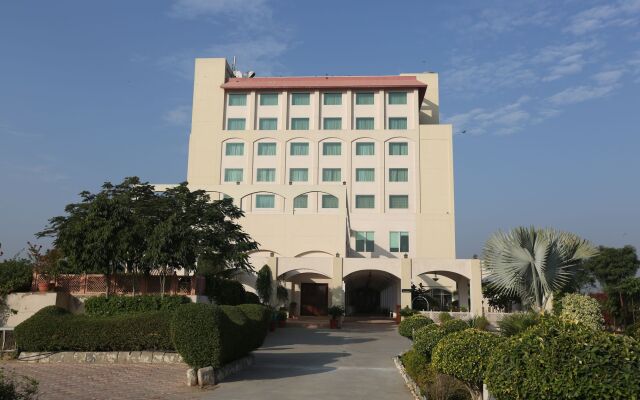 Hotel Jaipur Greens вид на фасад