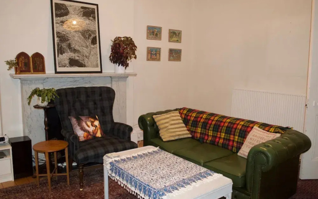 Traditional 3 Bedroom Home With Garden Access