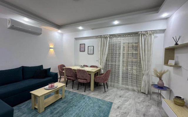 2 Bed Flat - Sleeps 6 - Pool - Parking - Wifi