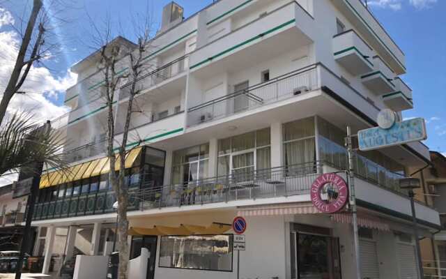 Hotel Augustus Гаттео-а-Маре вид на фасад