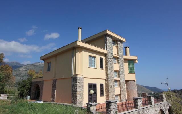 Отель Mezzabrino Vista Castello Итри вид на фасад