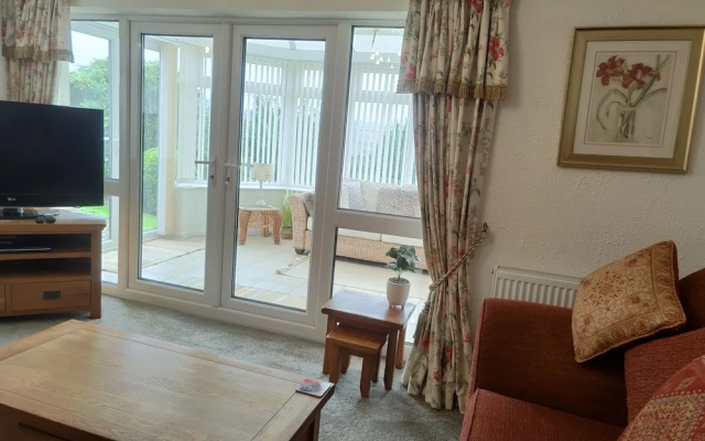 Split Level Bungalow - Sleeps4 - Close to Walks
