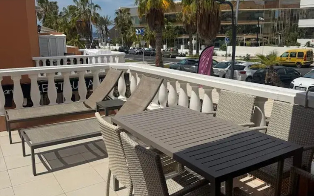 Las Americas 1-bed Apt, Sleeps 5, Pool, Parking