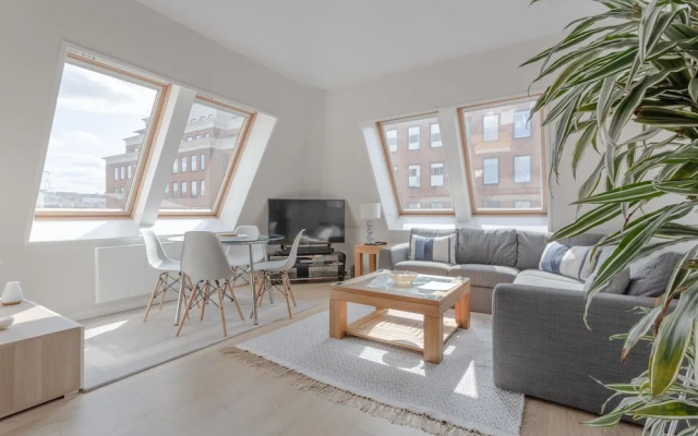 Modern 2 Bedroom Home With a View
