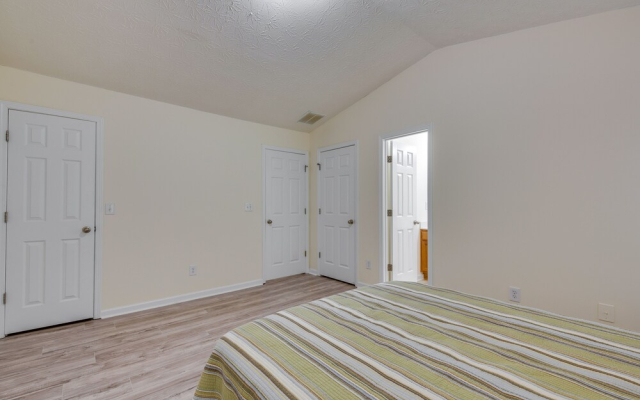 Bright Decatur Townhome ~ 10 Mi to Atlanta!