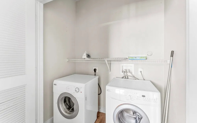 Airy Soco 2BR King Suite w Gympickleballlaundry