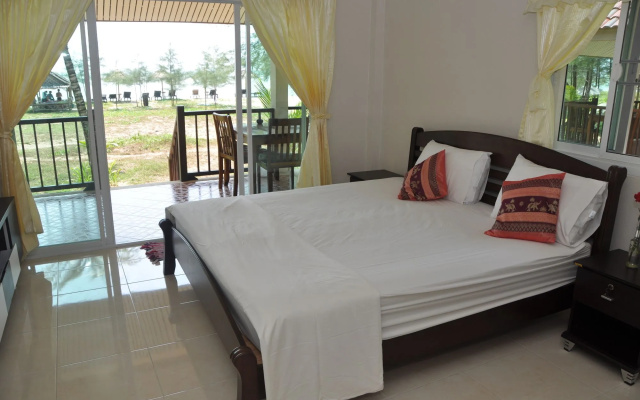 Pranee Beach Bungalows