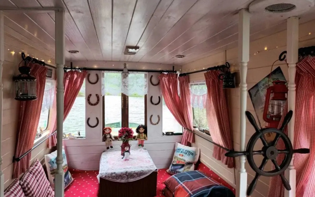 Pretty & Cosy Boat in Stunning Valley View, Wales