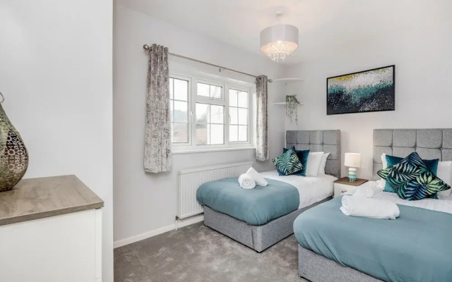 Ascot Pet Friendly 4 Bed House Parking