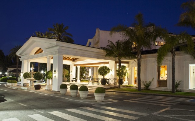 Отель Los Monteros Spa & Golf Resort вид на фасад