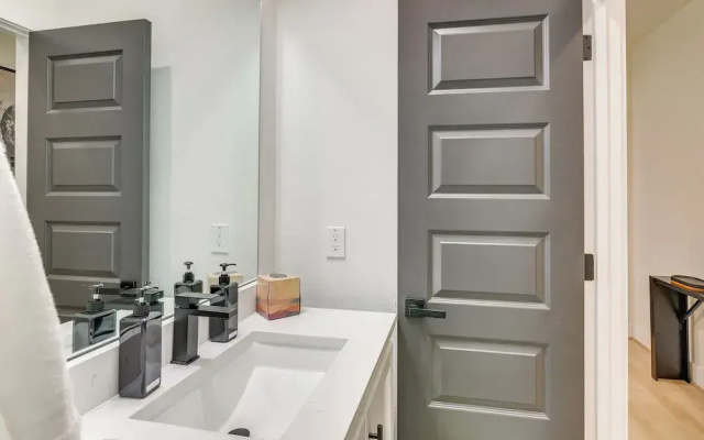 Walkable E Downtown Houston Townhome: Pet-friendly