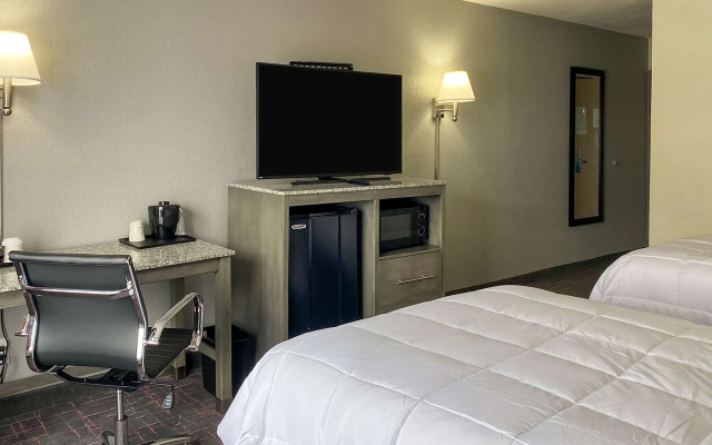Clarion Pointe - Greensboro Coliseum Area