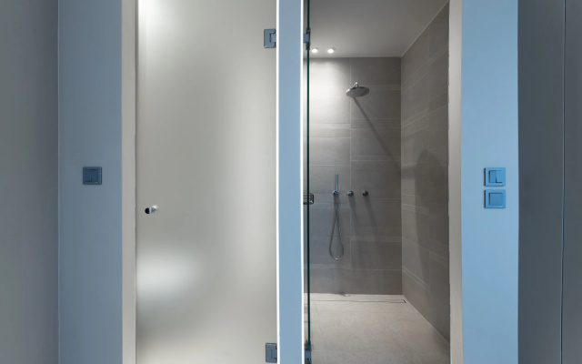 Grey and White 2BD Apartment 132m2 Free Parking