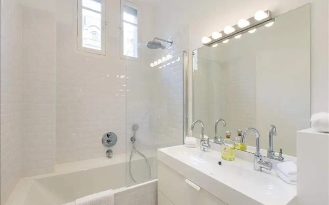 Gorgeous 3 Bedroom Apartment at Eiffel Tower