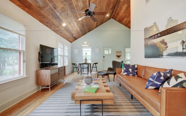 Oak-Shaded House in Bouldin - 2 Br Home