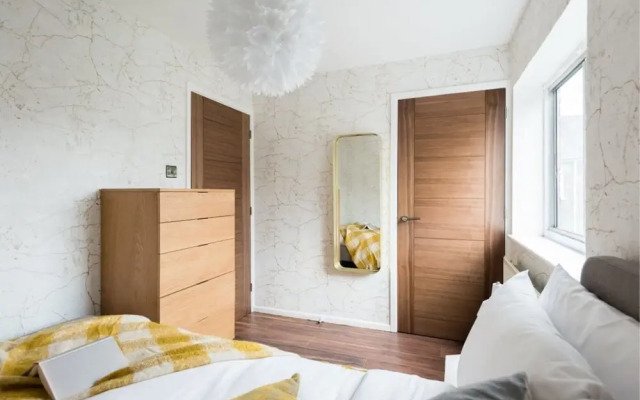 The Century Chalet - Contemporary 2bdr with Parking