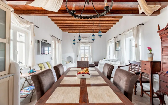 Carmelita Villa with Pool by Stylish Stays