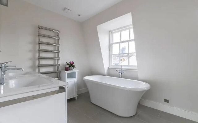 Gorgeous 5BR home with garden and parking in Battersea