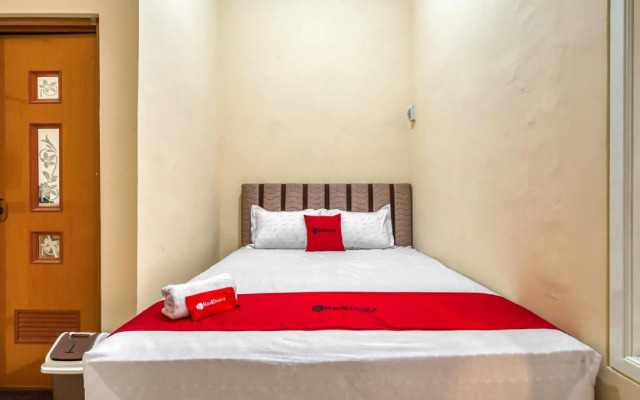 RedDoorz Syariah near Kebon Rojo Park Blitar
