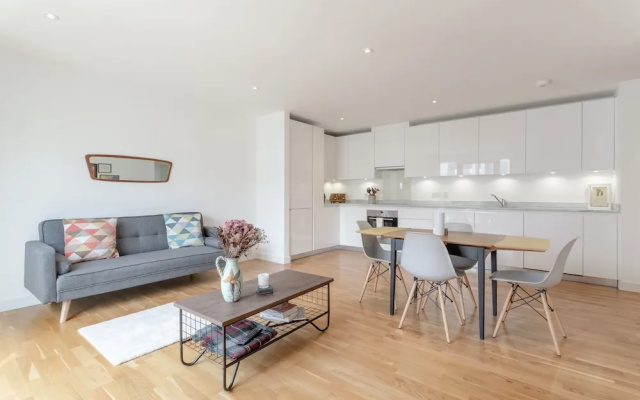 Stylish 2 Bedroom Flat With Balcony