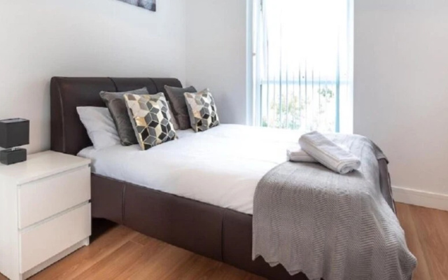 Impeccable 2-bed Apartment in Reading