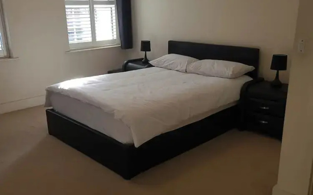 1 Bed Flat - Sleeps 4 - Parking - Wifi