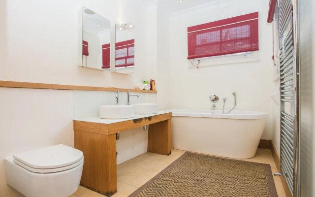 3 Bedroom House in Holland Park