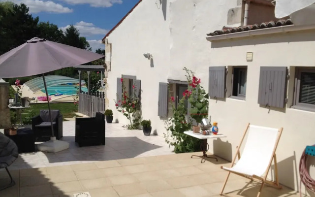 Studio in Saint-jean-d'angély, With Private Pool, Enclosed Garden and