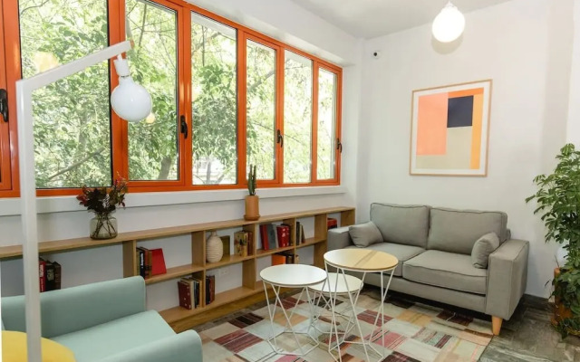 Hip, Tech Top Floor Apt, w/ Private Terrace