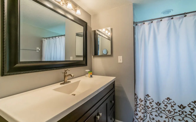 ​Near Theme Parks! Potter's Castle! Gorgeous, 3 BR's, Sleeps 8, Pool!