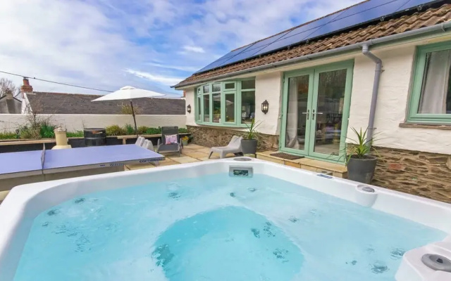 Shippenrill Croyde 6 Bedrooms, Sleeps 14, Hot Tub