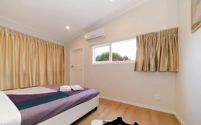 Takapuna Central Spacious & New Home 3
