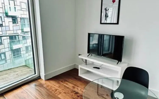 Studio Apartment w/ Balcony In Canary Wharf