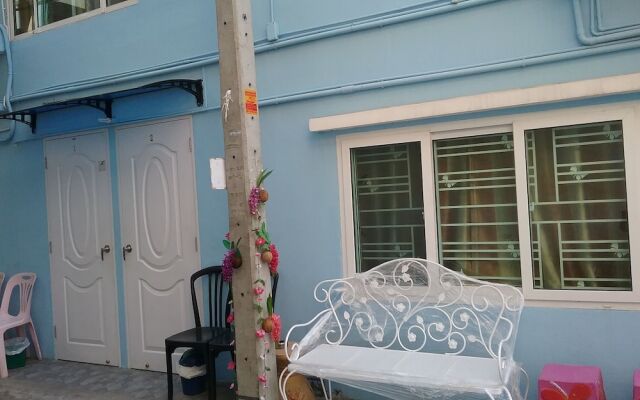 Danee Hostel Бангкок вид на фасад