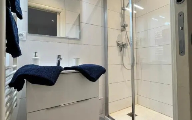Studio tout équipé avec chambre indépendante