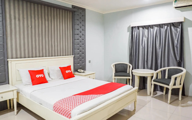 OYO 2085 Chrysanta Hotel
