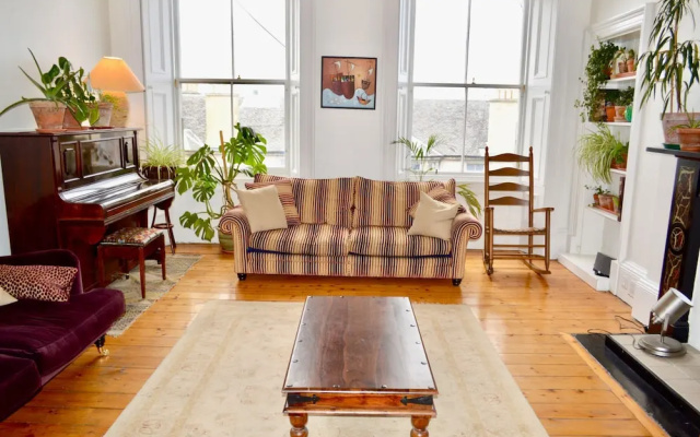 Sophisticated 2 Bedroom Edinburgh Flat Near Old Town