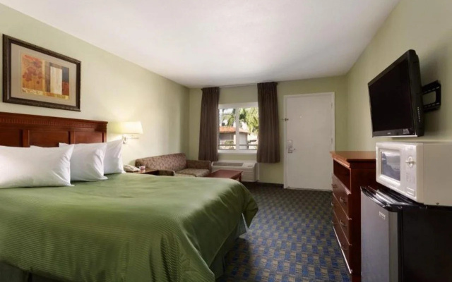 Travelodge Orange County Airport  Costa Mesa
