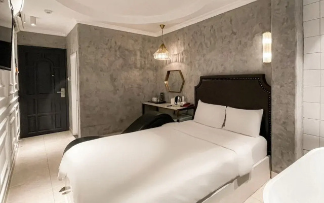A In Hotel Del Luna