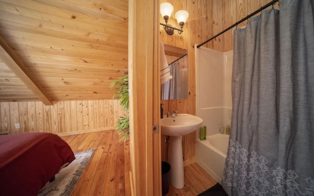 Innsbrook Cabin 4 Bedroom Cabin by RedAwning