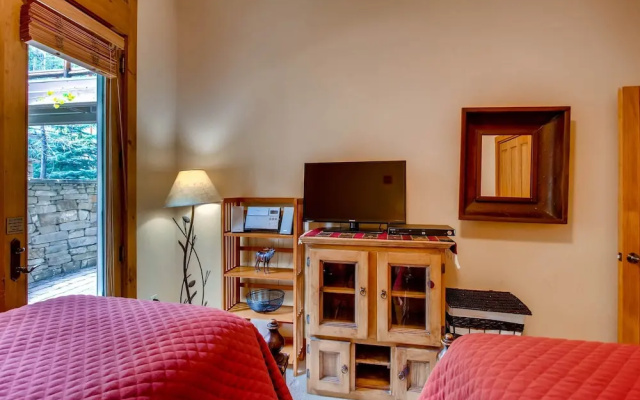 Luxury 3br Ski In-out /firepit, Pool, Sauna 3 Bedroom Condo by RedAwning