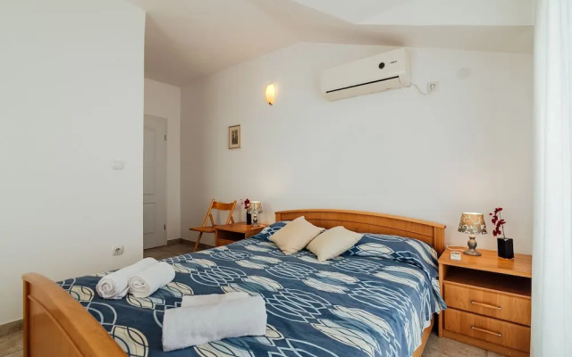 Spacious Family 4BR Seaside House, Fantastic Sea Views, 20 Meters to Beach