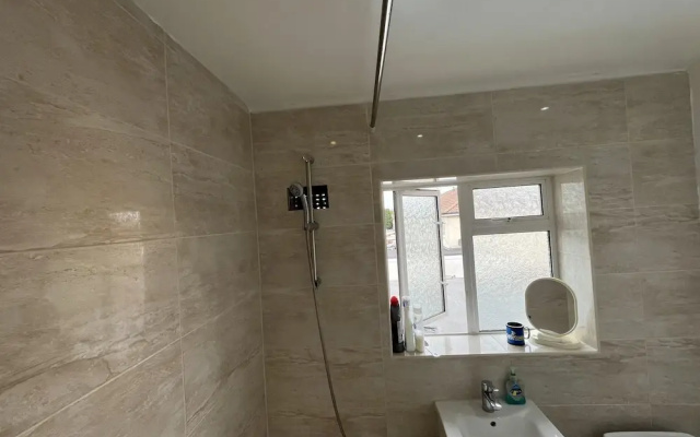 BnJ Luxury 2 Bedroom Cozy Retreat in Borehamwood