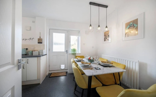 Spacious 3 bed House Garden Parking Wifi Smart tv