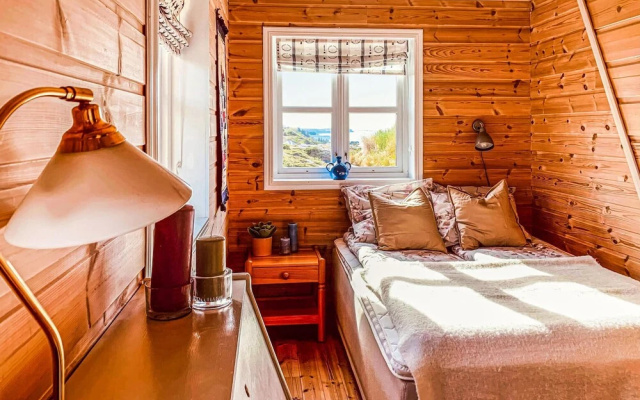 Stunning Home in Bekkjarvik With 3 Bedrooms and Wifi