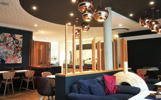 7 Hotel & Boardinghouse