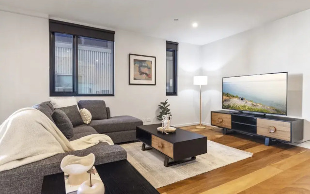 Oceanfront 2-bed With Balcony & Study Nook